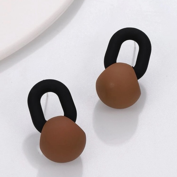 Black and Brown Geometric Decor Earrings - Picture 3 of 6